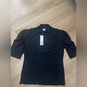 BB Dakota Steve Madden black puff sleeve tshirt